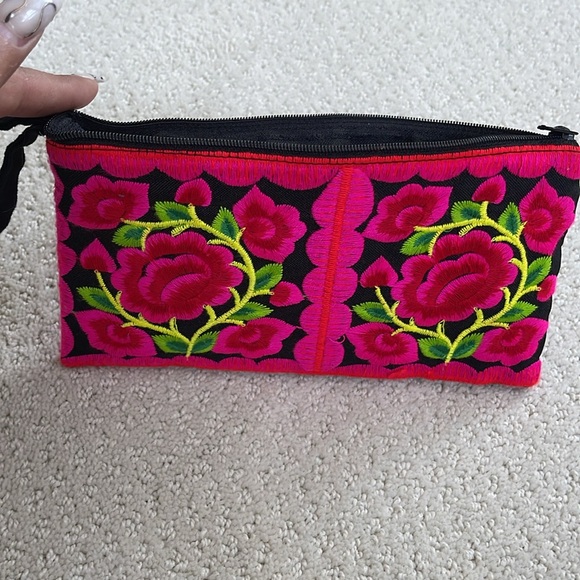 Handmade embroidered floral wristlet - Picture 3 of 4